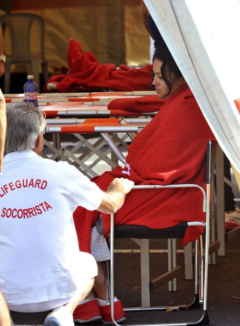 Una joven es atendida en el puesto médico de urgencia instalado junto al hotel de Playa de Mogán, en Gran Canaria, tras la explosión de gas que ha causado varios heridos.