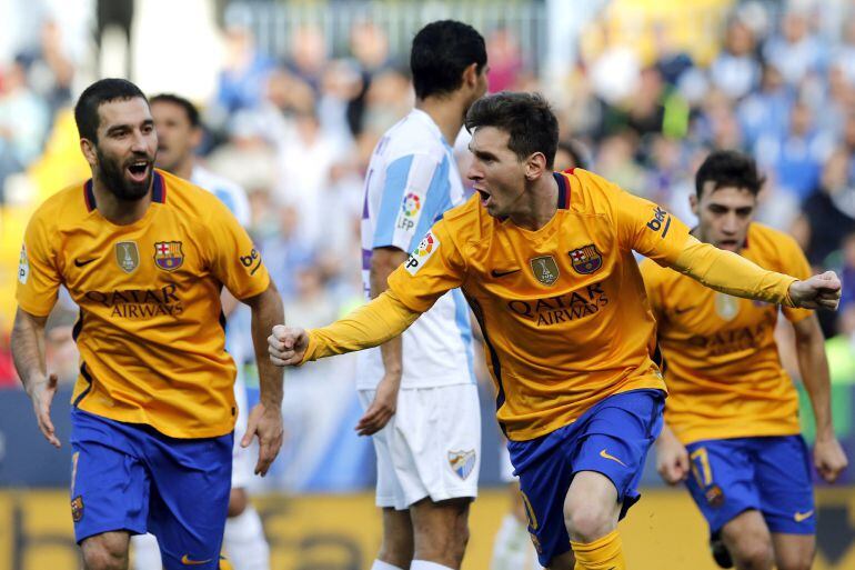 El delantero argentino del FC Barcelona Leo Messi (d) celebra su gol,