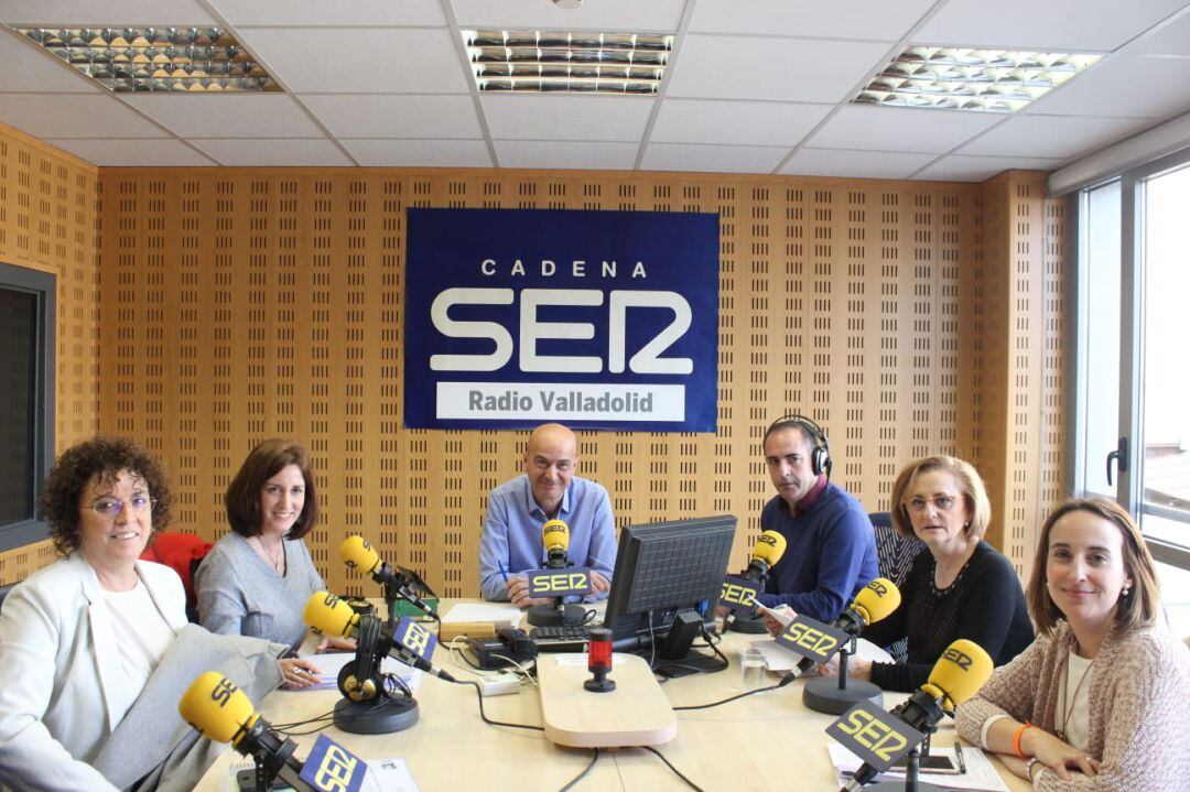 Rafi Romero y María Sánchez (a la izquierda de los moderadores) y Rosa Hernández y Pilar Vicente (a la derecha)