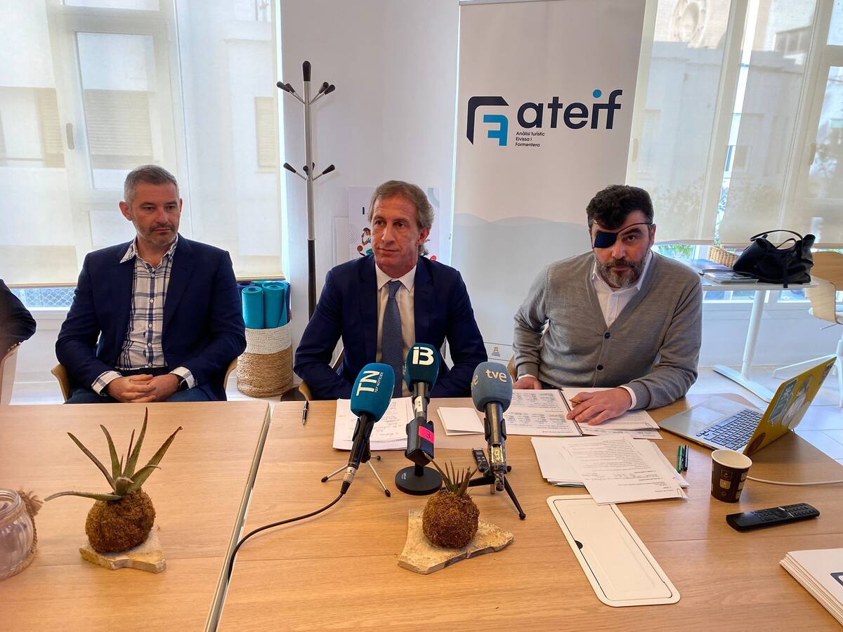 Los turistas califican Ibiza con un 8,5 sobre 10 y el 43% repite vacaciones en la isla