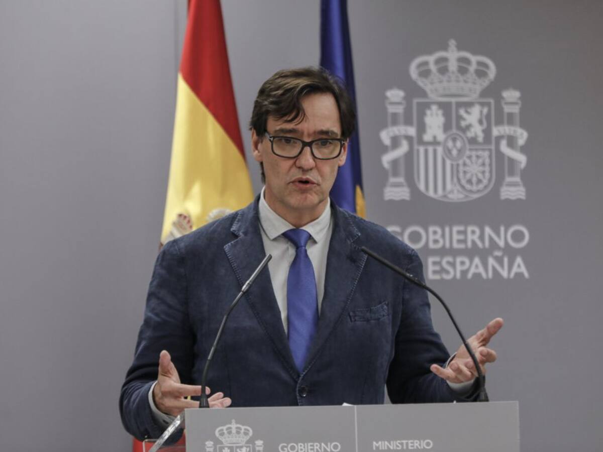 El Ministeri de Sanitat i les CCAA pacten prohibir fumar al carrer si no es manté la distància