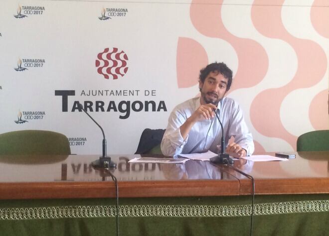 El tinent d'alcalde de territori, Carles Castillo, explicant la indignació de l'Ajuntament de Tarragpma respecte el silenci de Foment