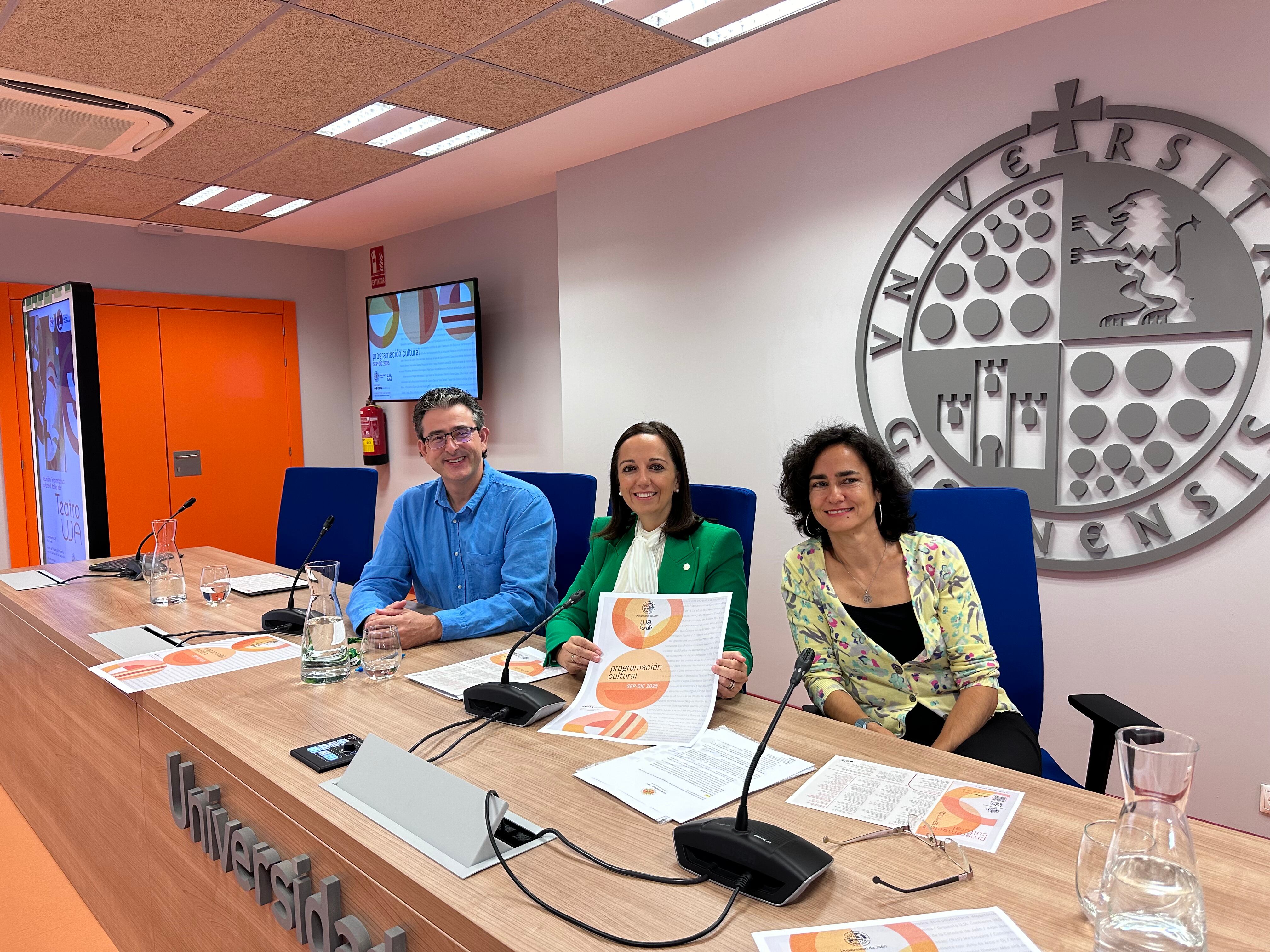 La vicerrectora de Cultura, Marta Torres, la directora de Secretariado de Actividades Culturales y Aula Abierta, Isabel Abad y el director de Secretariado de Editorial Universitaria y Proyección de la Cultura, Javier Marín