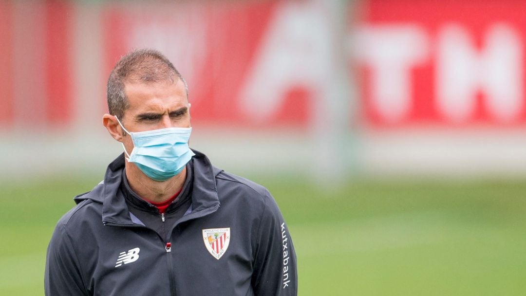 Gaizka Garitano pensativo en un entrenamiento del Athletic 