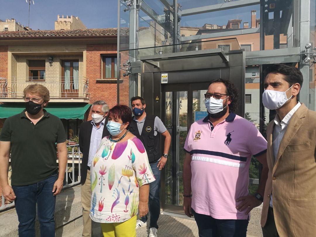 La alcaldesa Clara Luquero junto a presidente d elos vecinos de San Lorenzo Félix Maroto durante la puesta en marcha del elevador