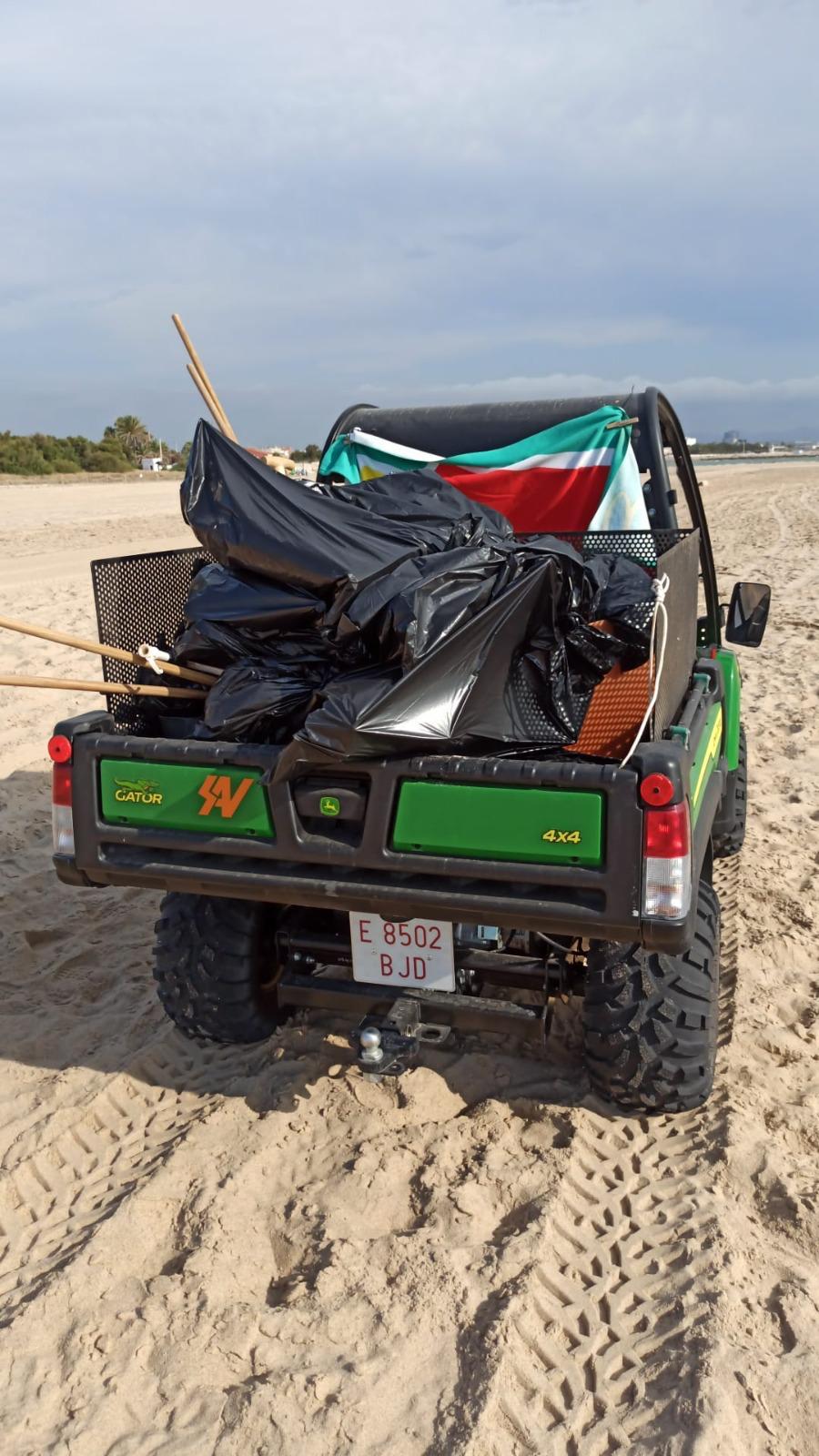 Las Playas del Sur vuelven a limpiarse con maquinaria tras concluir el anidamiento del chorlitejo patinegro.