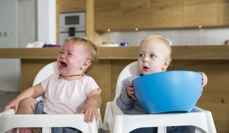 Dos gemelos a la hora de la comida.