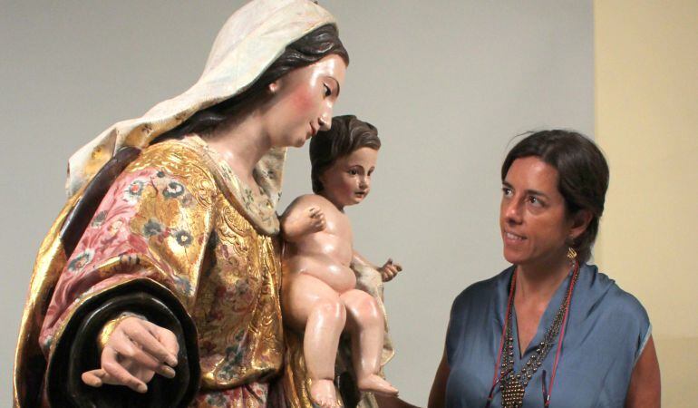 La restauradora Marta Pertejo, junto a la imagen de la Virgen de los Remedios