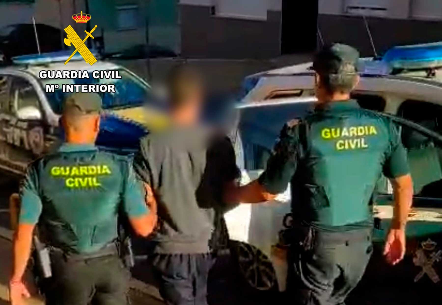 Dos miembros de la Guardia Civil, junto a un detenido, en una imagen de archivo