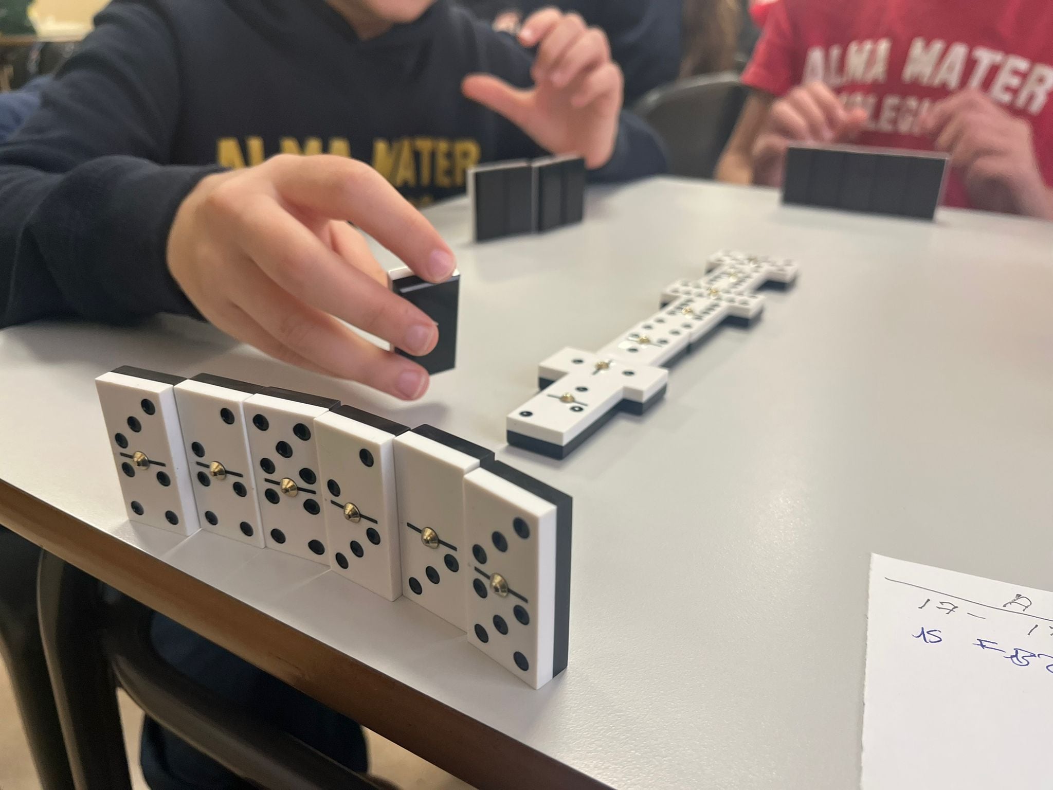 El dominó se reinventa como deporte escolar en Cartagena