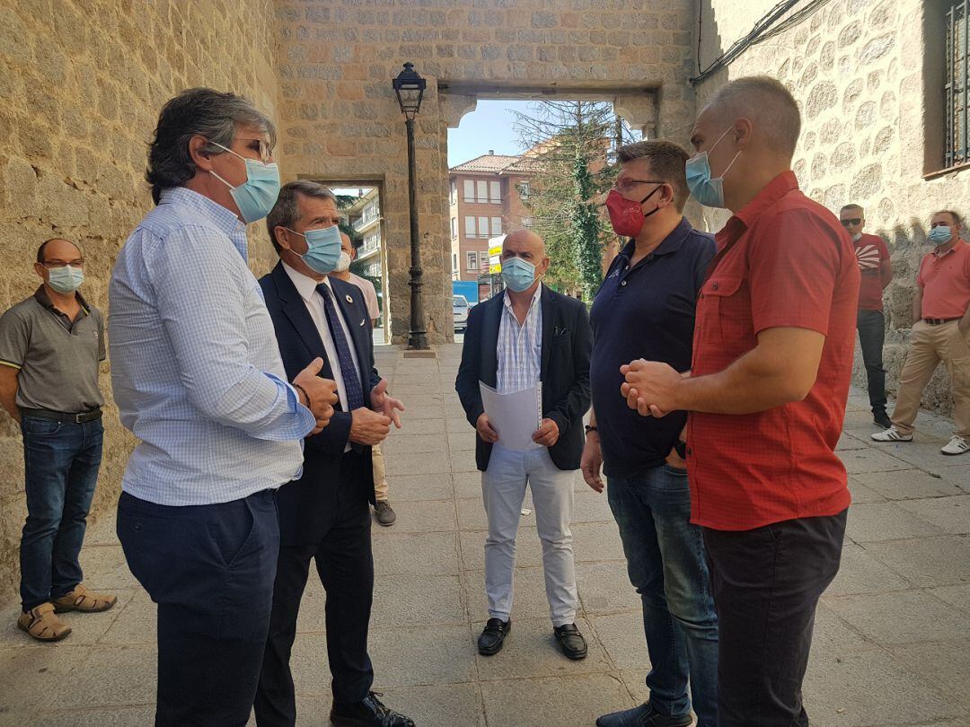 Representantes de los sindicatos y la patronal conversan con el secretario territorial de la Junta en Ávila minutos antes de registrar su escrito
