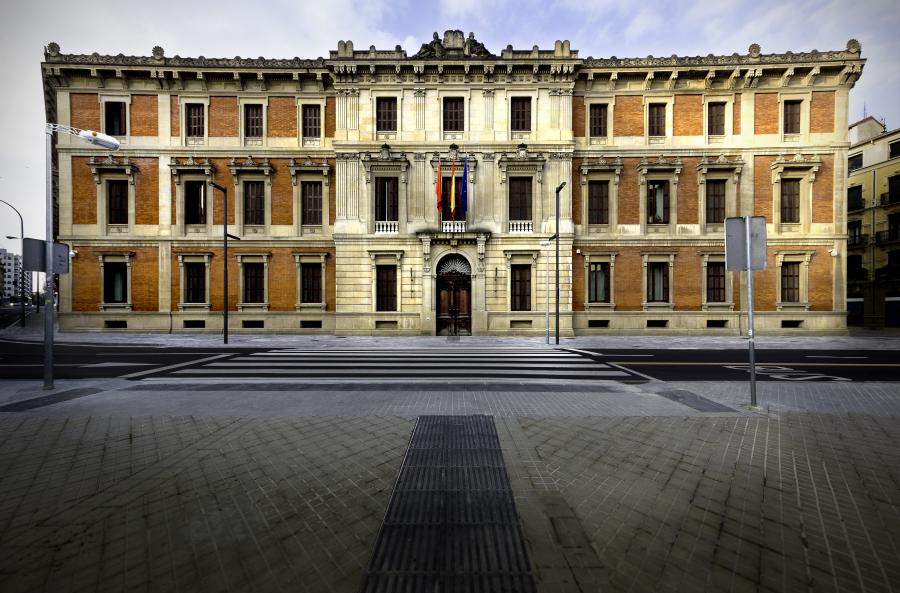 Fachada de la sede del Parlamento de Navarra en Pamplona