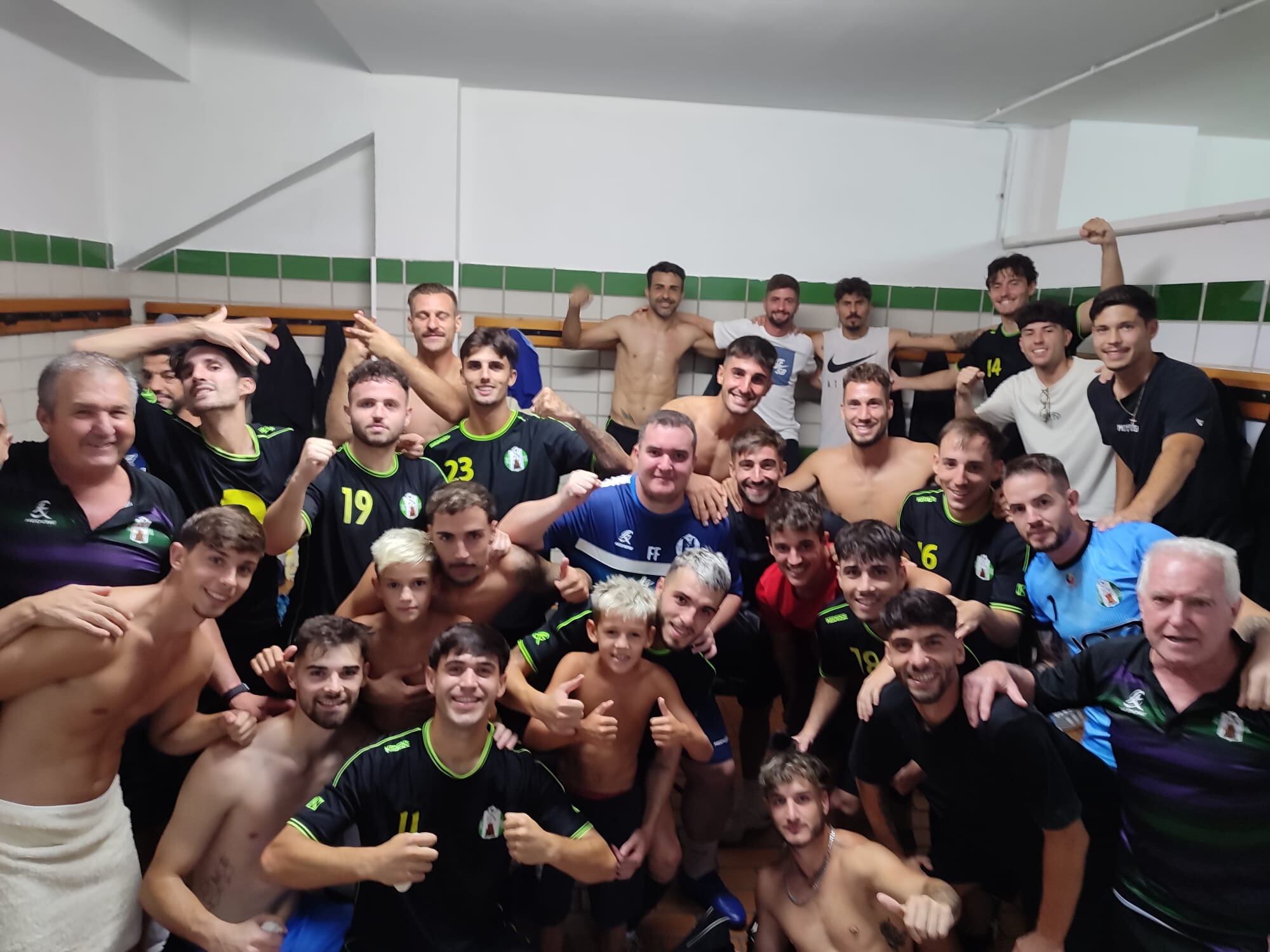 Los jugadores y cuerpo técnico del Atlético Mancha Real celebran la victoria en Armilla.