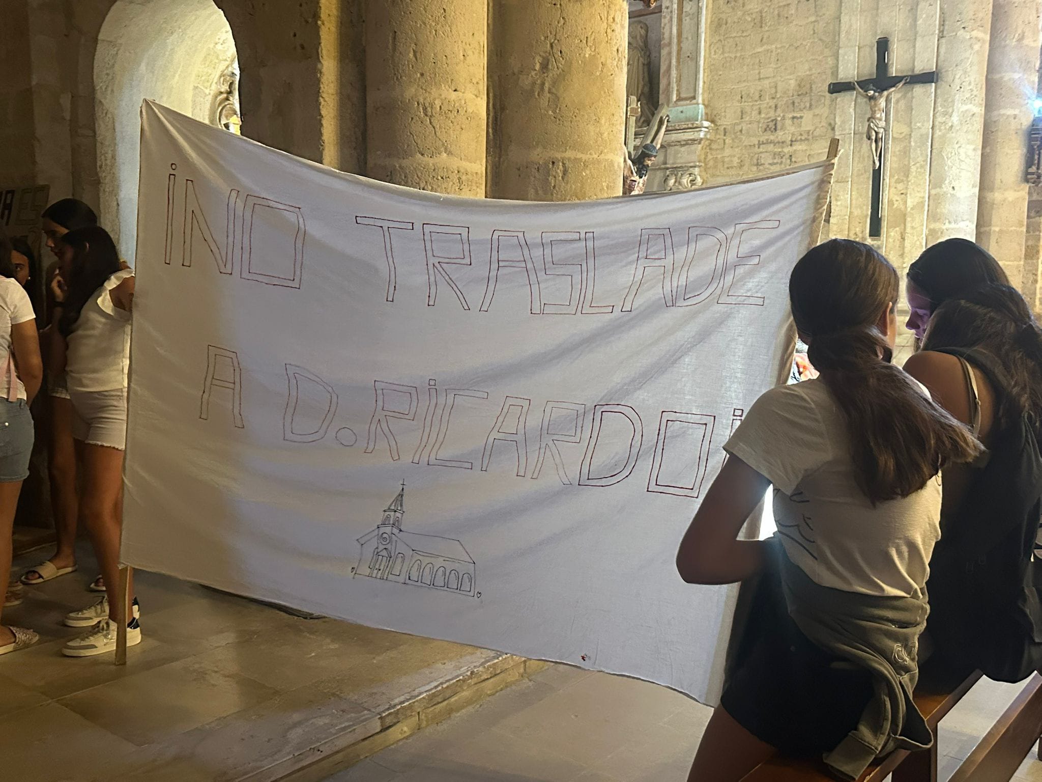 Protesta por el posible traslado del párroco