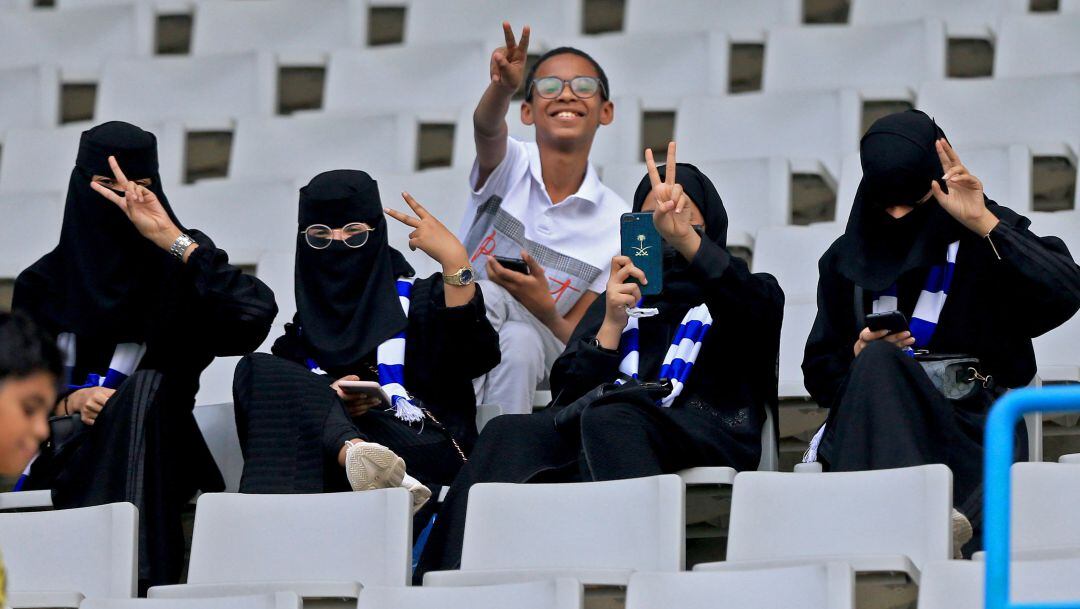 Un grupo de aficionadas de Arabia Saudí durante un partido de fútbol.