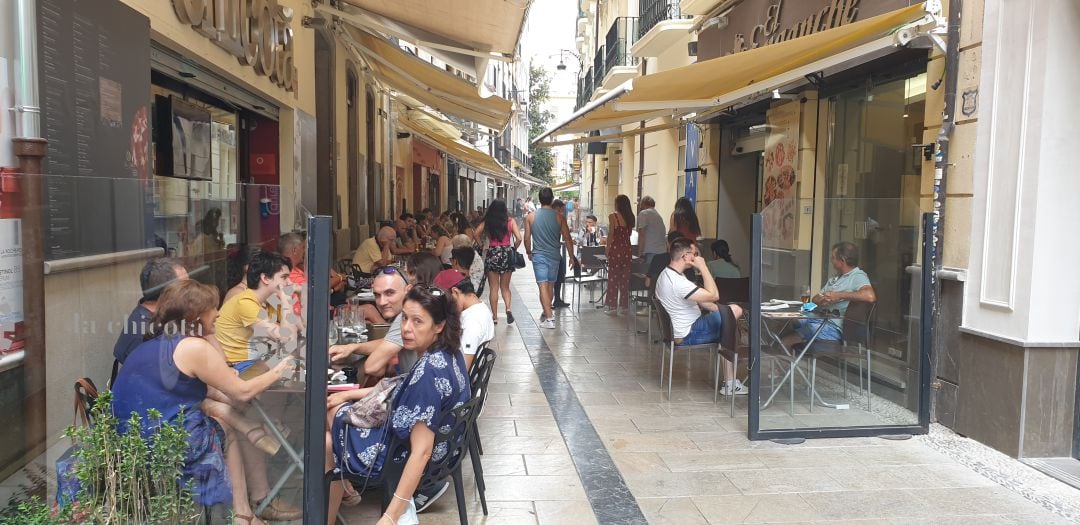 Turistas en las terrazas de los bares de la calle Navas de Granada el pasado mes de agosto