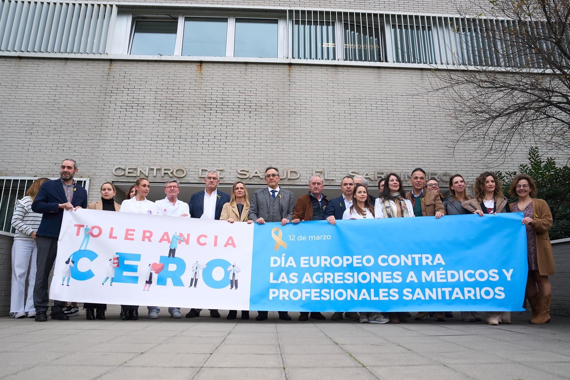 Concentración contra las agresiones a sanitarios en el centro de salud.