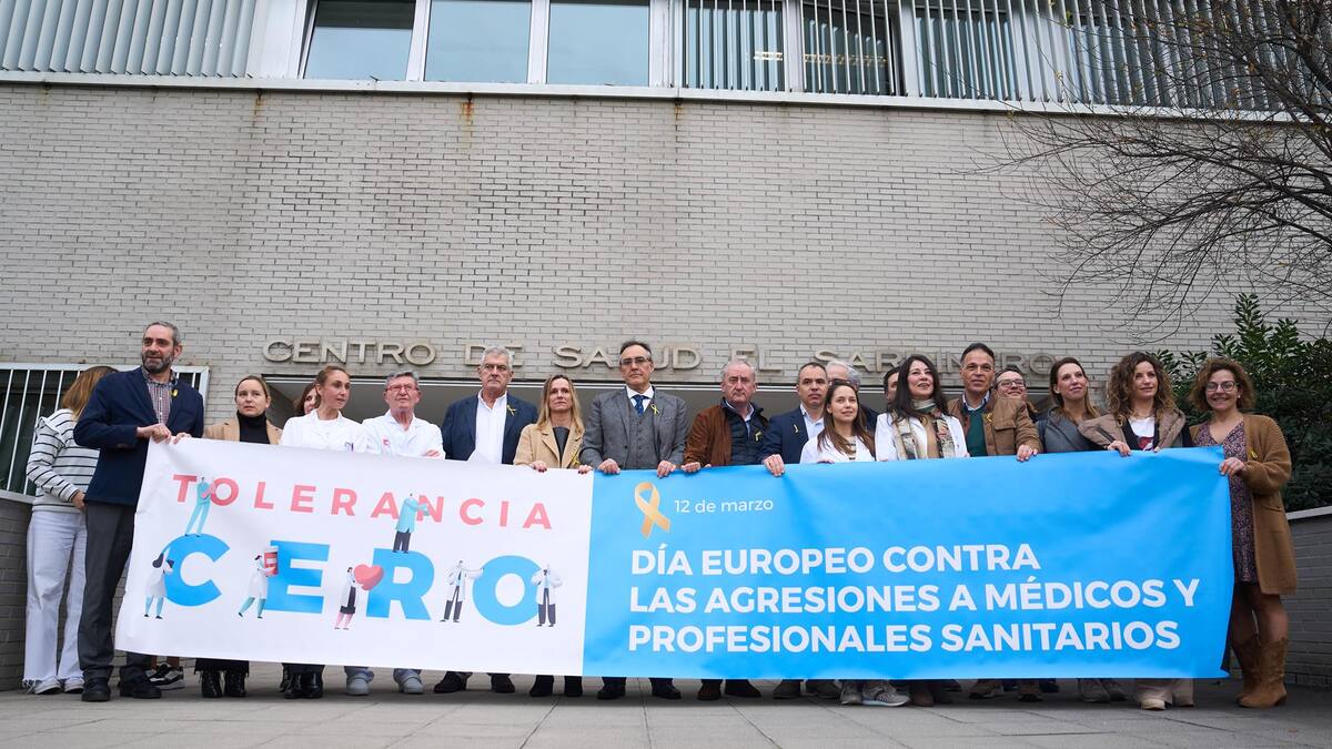 Los sanitarios de Cantabria se concentran para condenar las agresiones a estos profesionales