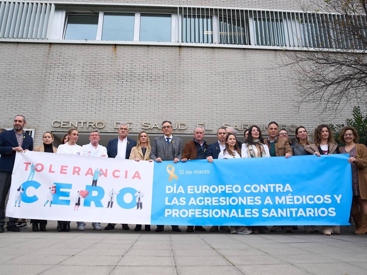Los sanitarios de Cantabria se concentran para condenar las agresiones a estos profesionales