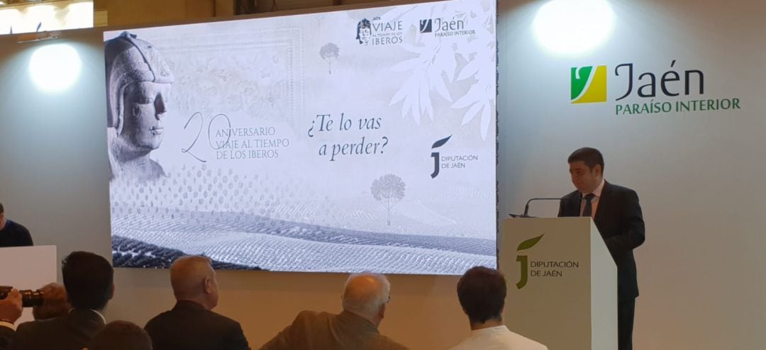 El presidente de la Diputación Provincial de Jaén, Francisco Reyes, presenta las actividades del programa realizado por el 20 aniversario del &#039;Viaje al tiempo de los íberos&#039;.