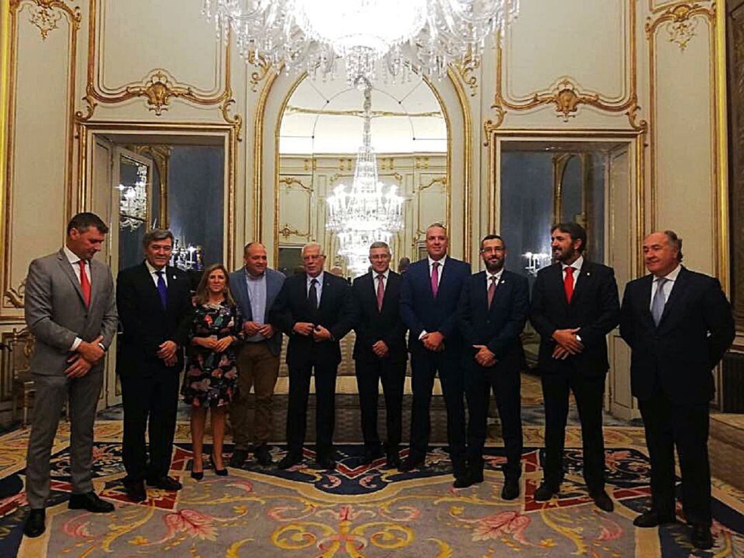 La representación del Campo de Gibraltar junto al Ministro de Asuntos exteriores, Josep Borrell