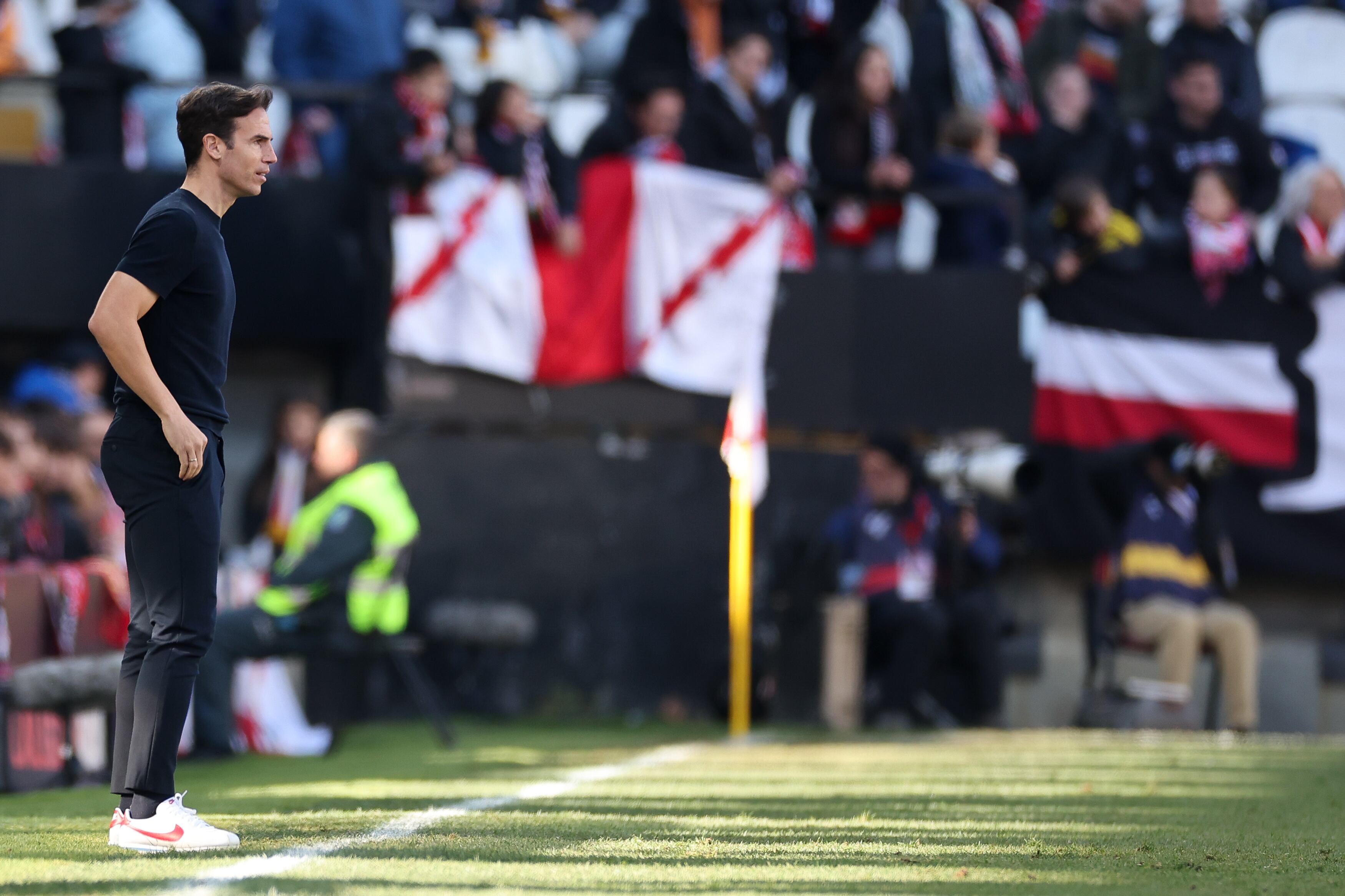 Íñigo Pérez dirige al Rayo Vallecano durante un partido
