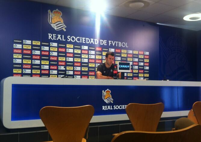 Imanol Agirretxea atiende a los medios de comunicación en Zubieta.