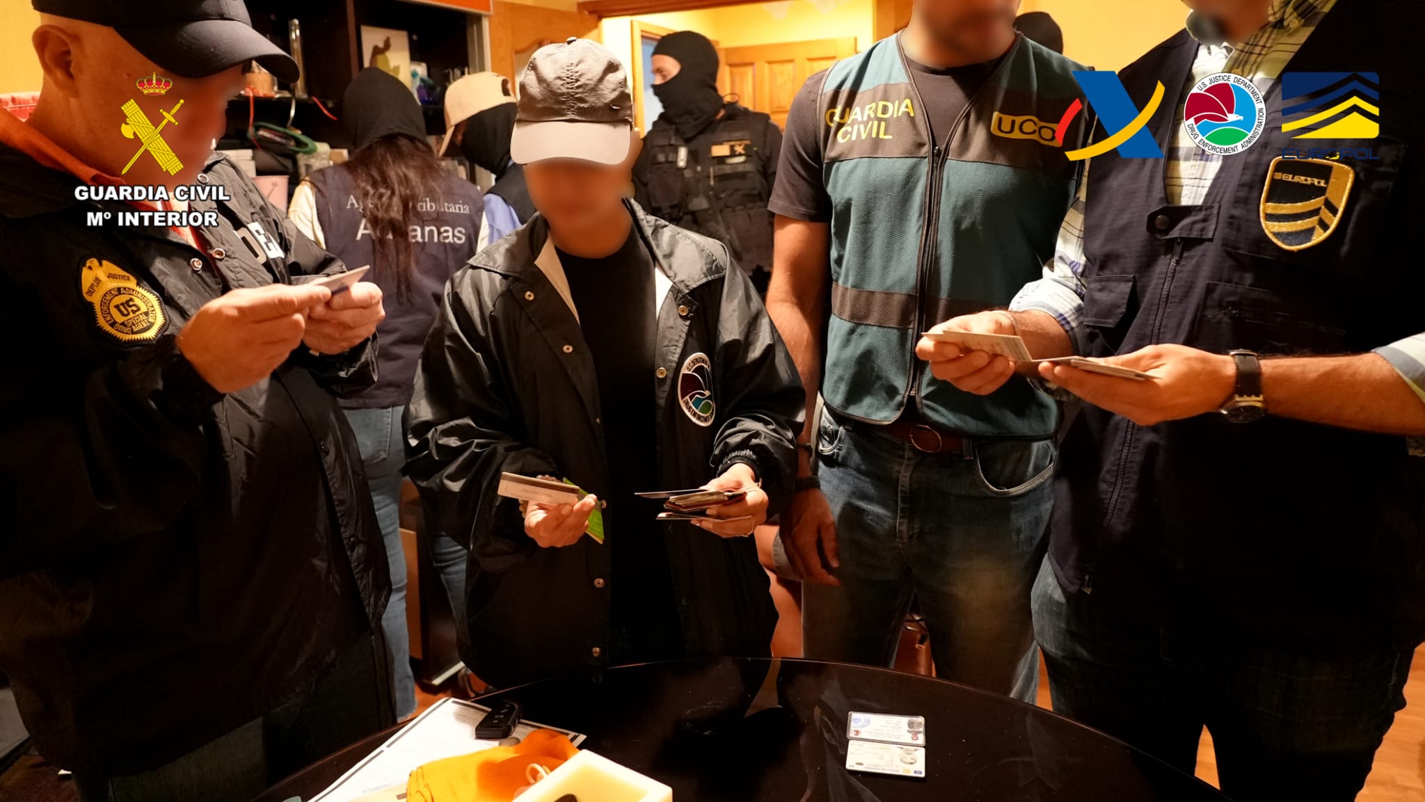 Agentes contabilizando dinero intervenido.