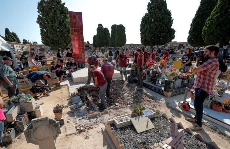 Momento en el que comenzaron las obras de exhumación de la fosa 112 del cementerio de Paterna.