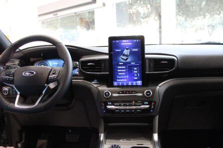 Interior y pantalla táctil Ford Explorer PHEV