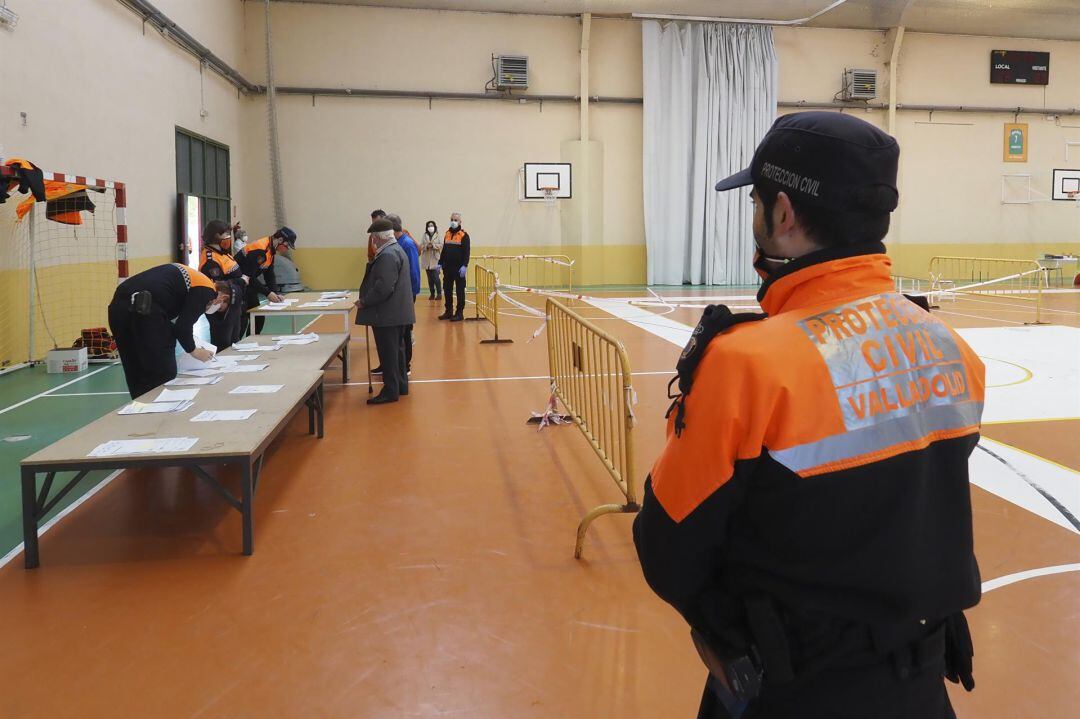 El polideportivo de Pedrajas alberga las pruebas masivas de PCR a los vecinos de la localidad.