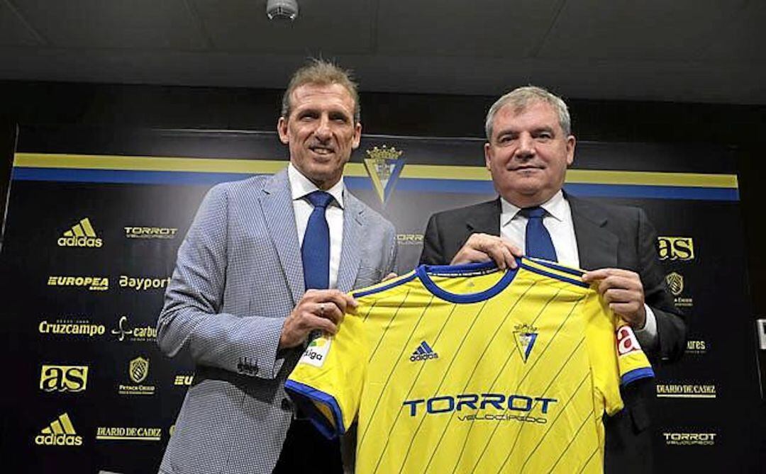 Vizcaíno y Arias han confeccionado la plantilla