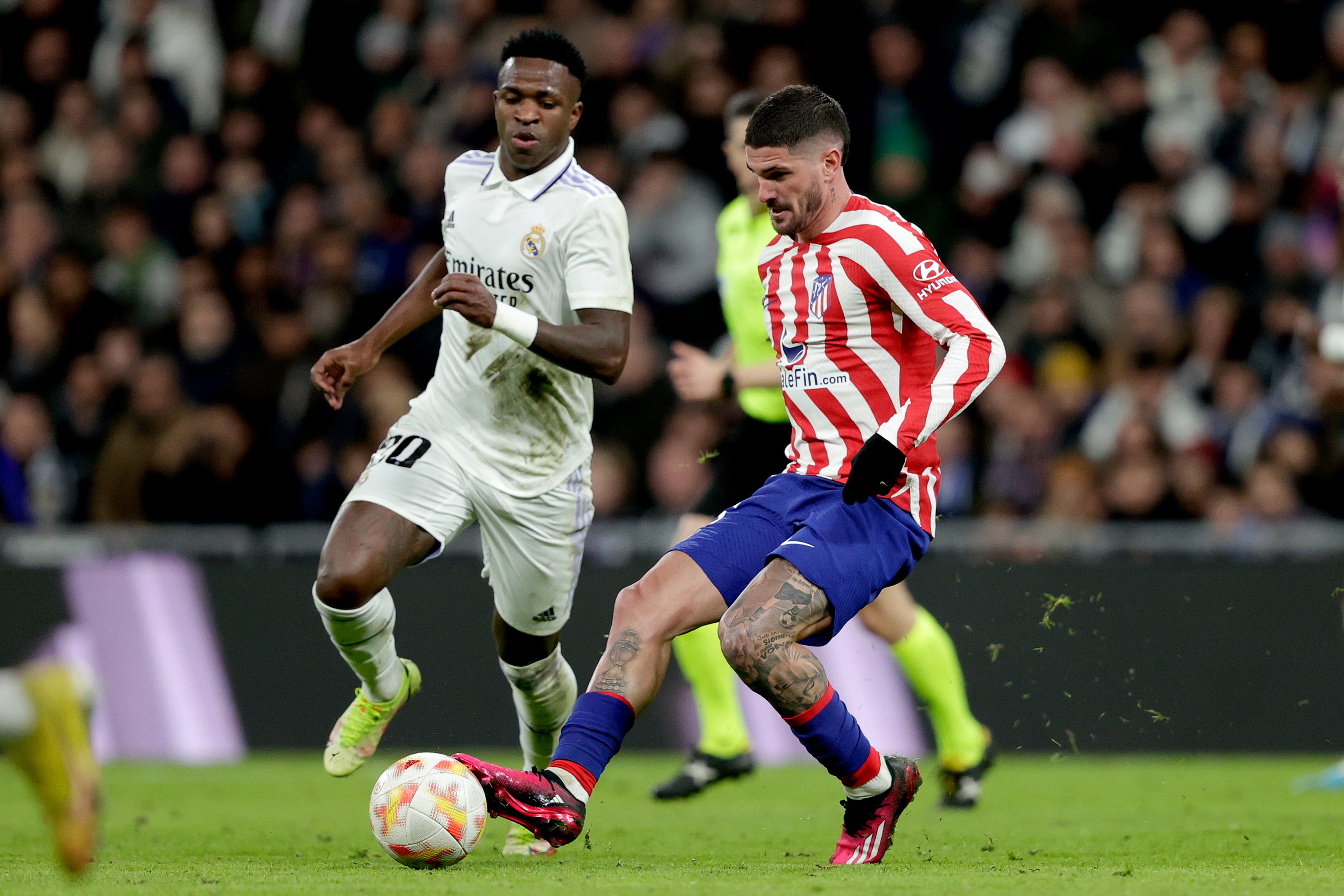 Rodrigo De Paul juega el balón ante Vinicius en el pasado derbi madrileño de Copa del Rey