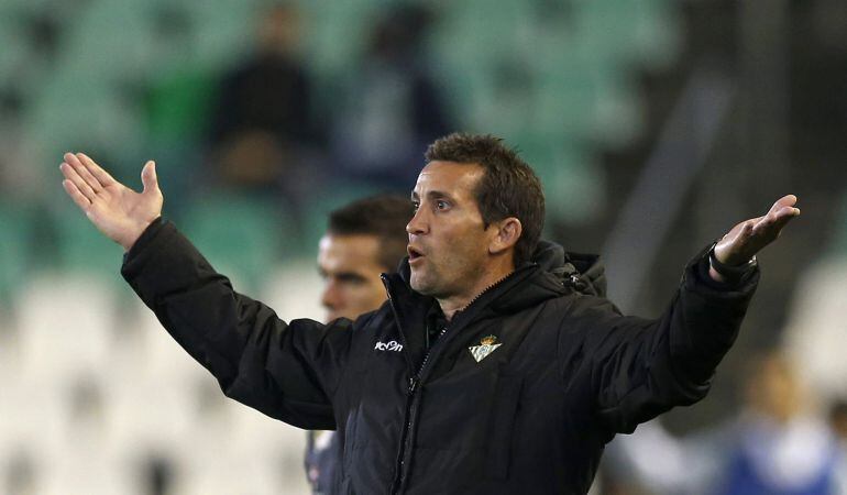 GRA364 SEVILLA, 05/12/2014.- El entrenador del Betis, Juan Merino, durante el encuentro correspondiente a la ida de los dieciseisavos de final de la Copa del Rey, que disputan esta noche frente al Almeria en el estadio Benito Villamarín de Sevilla. EFE / Julio Muñoz.