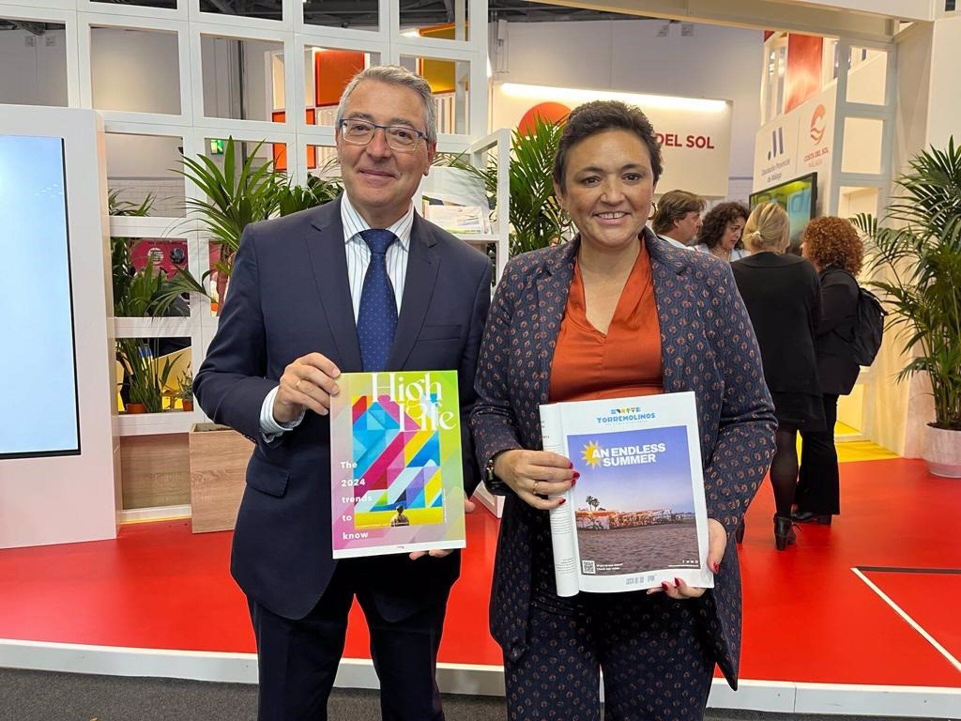 La alcaldesa de Torremolinos y consejera delegada de Turismo Costa del Sol, Margarita del Cid, junto al presidente de la Diputación de Málaga y de Turismo Costa del Sol, Francisco Salado, en la World Travel Market de Londres