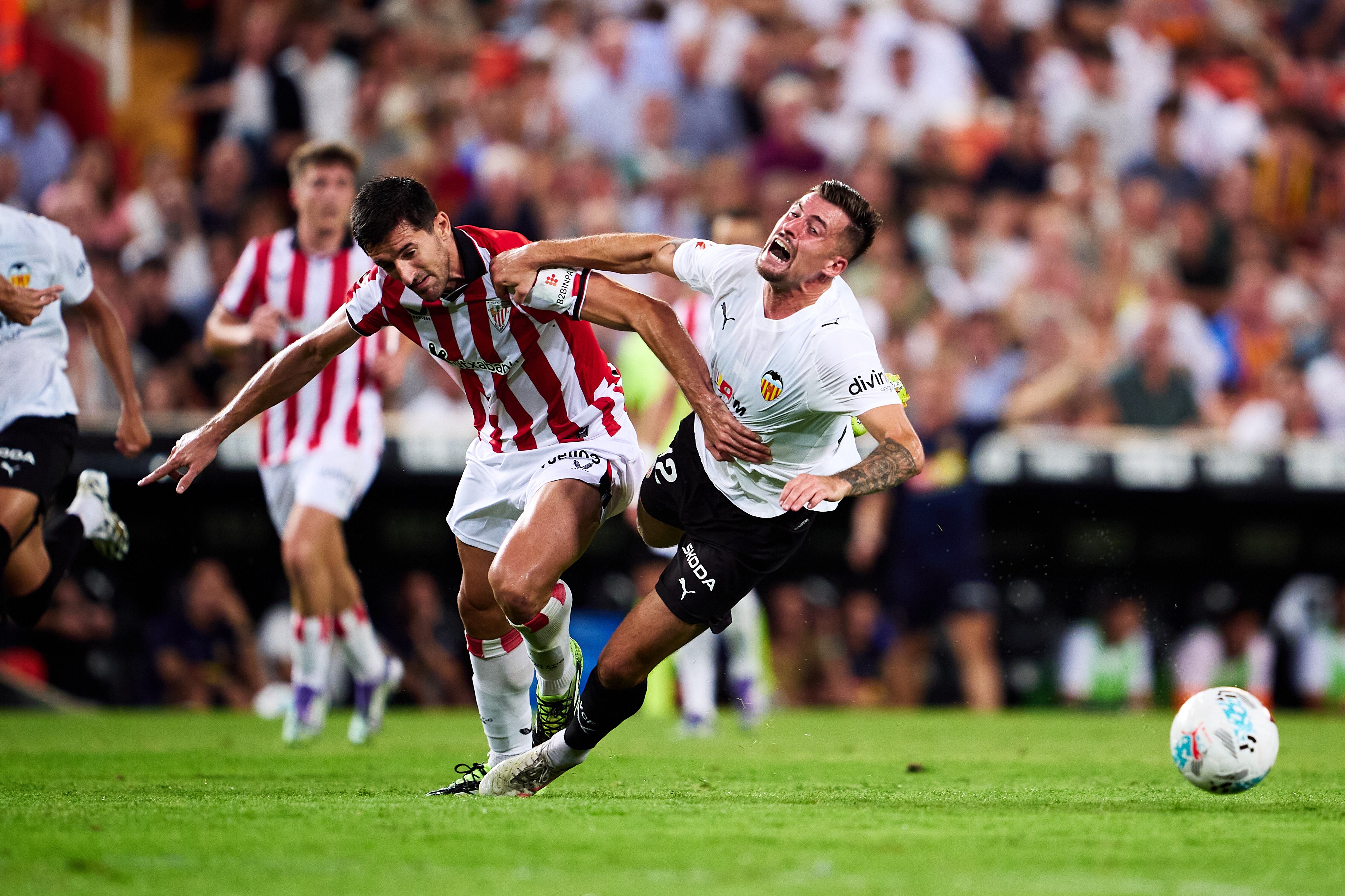 Daniel Vivian derribando a Baptiste Santamaria .(Photo by Manuel Queimadelos/Quality Sport Images/Getty Images)