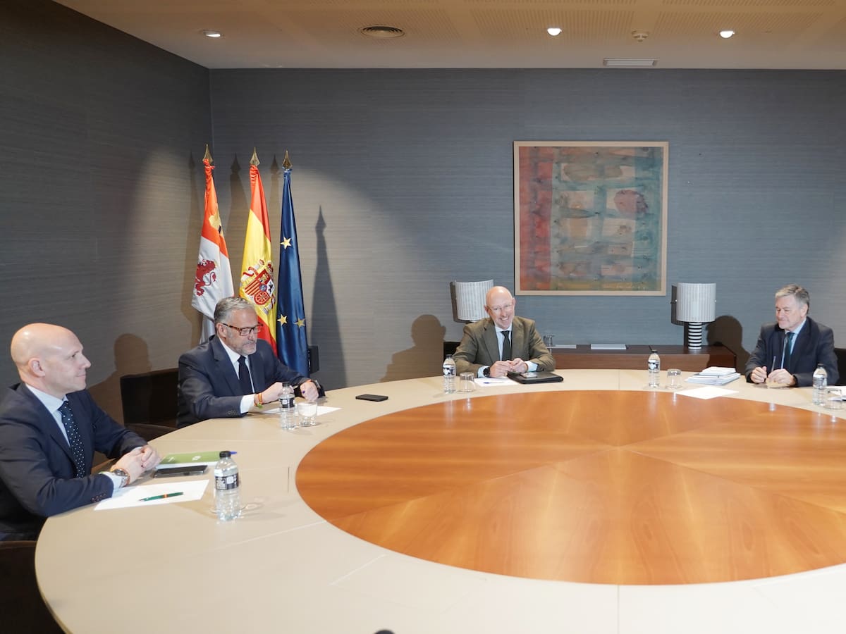 PP y Vox abren la negociación para construir un proyecto "juntos" que llevará "tiempo" y será "complicado" tener el 14 de abril