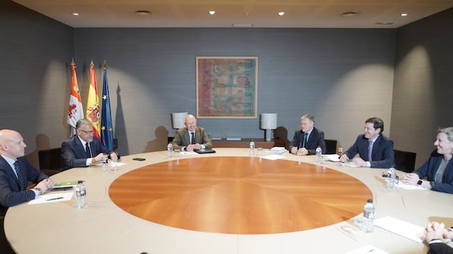 El presidente del PP de Castilla y León, Alfonso Fernández Mañueco, acompañado por miembros de su formación, se reúne con el candidato de Vox, Carlos Pollán, y otros dirigentes de este partido, tras las pasadas elecciones autonómicas.