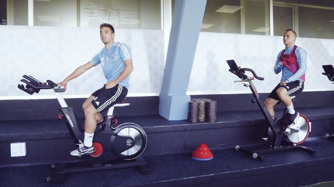 Beltrán y Lobotka se entrenan en el gimnasio