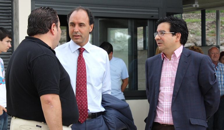 Carlos Cortina con su predecesor en el cargo como alcalde y ex presidente del PP, Ignacio Diego.