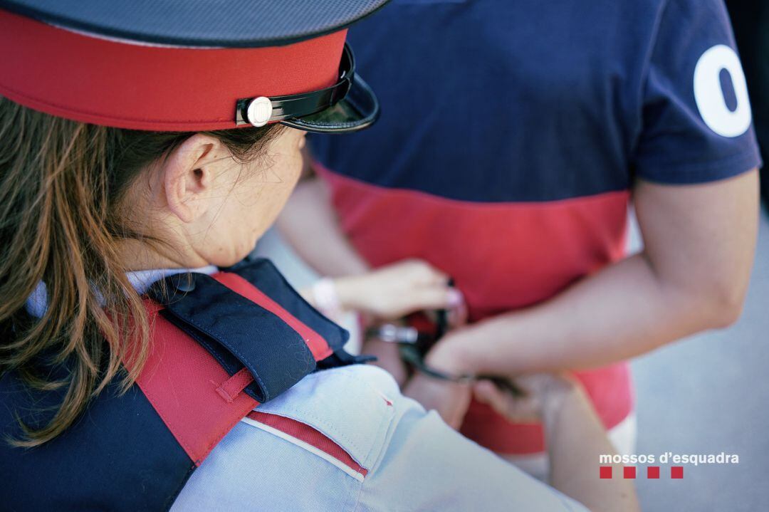 Mossos d'Esquadra en una detenció