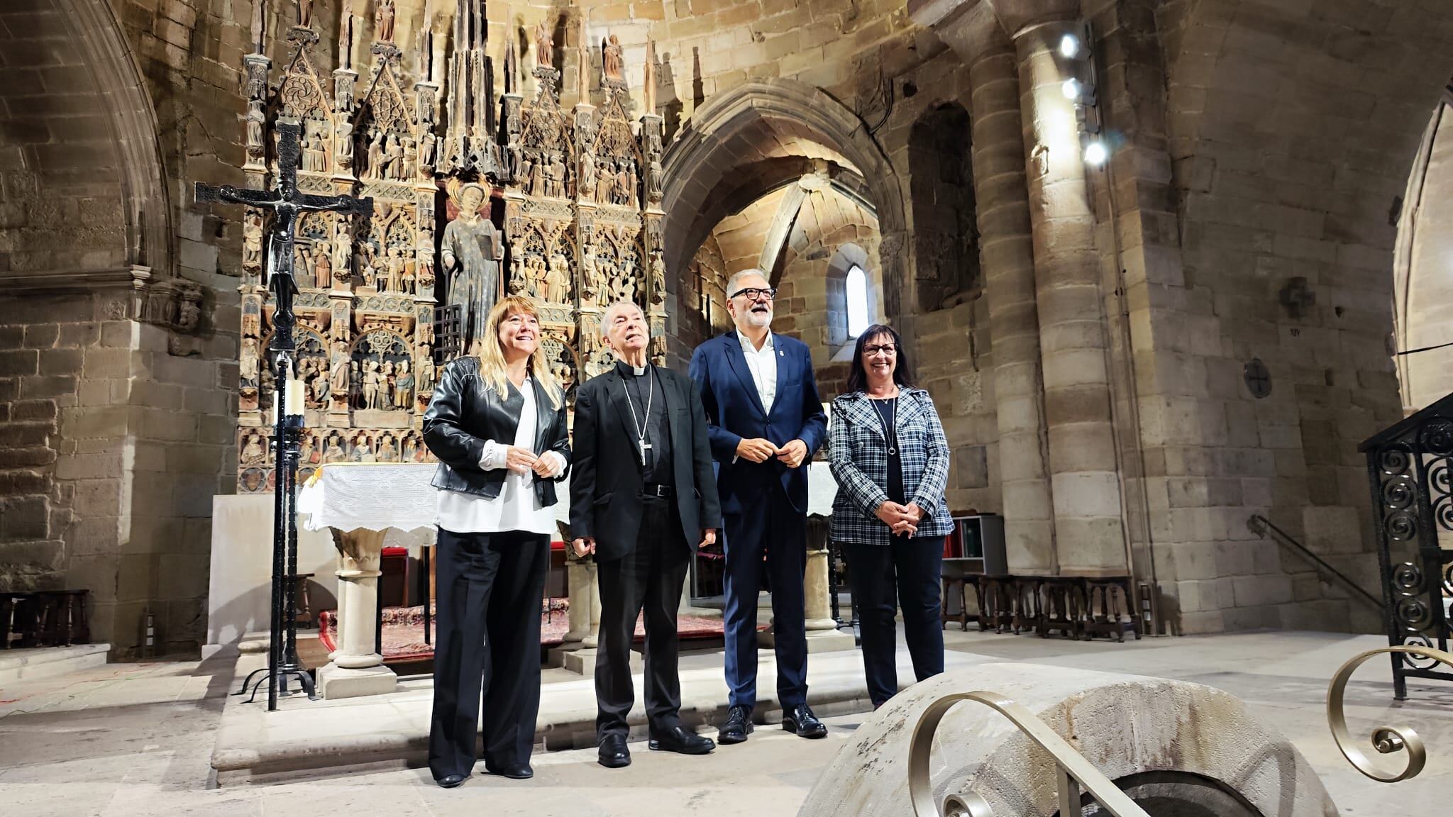 Les autoritats Natàlia Garriga, Salvador Giménez, Fèlix Larrosa i Elisa Duran han inaugurat avui la restauració de les obres de Sant Llorenç. Al fons es veu el retaule de Sant Llorenç, ple de pols. El rector de la parròquia, Xavier Jauset. demana que es netegi aquest retaule gòtic i els altres dos que hi ha a l'església i que també s'han embrutat per les obres.