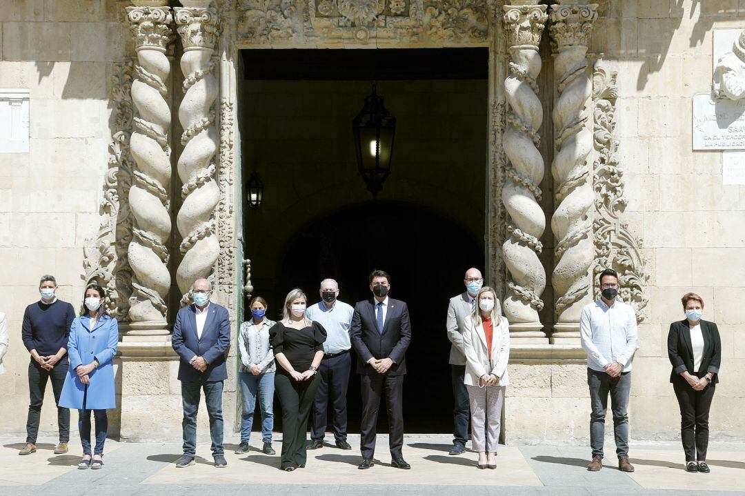 Minuto de silencio frente al palacio consistorial para condenar el último asesinato machista
