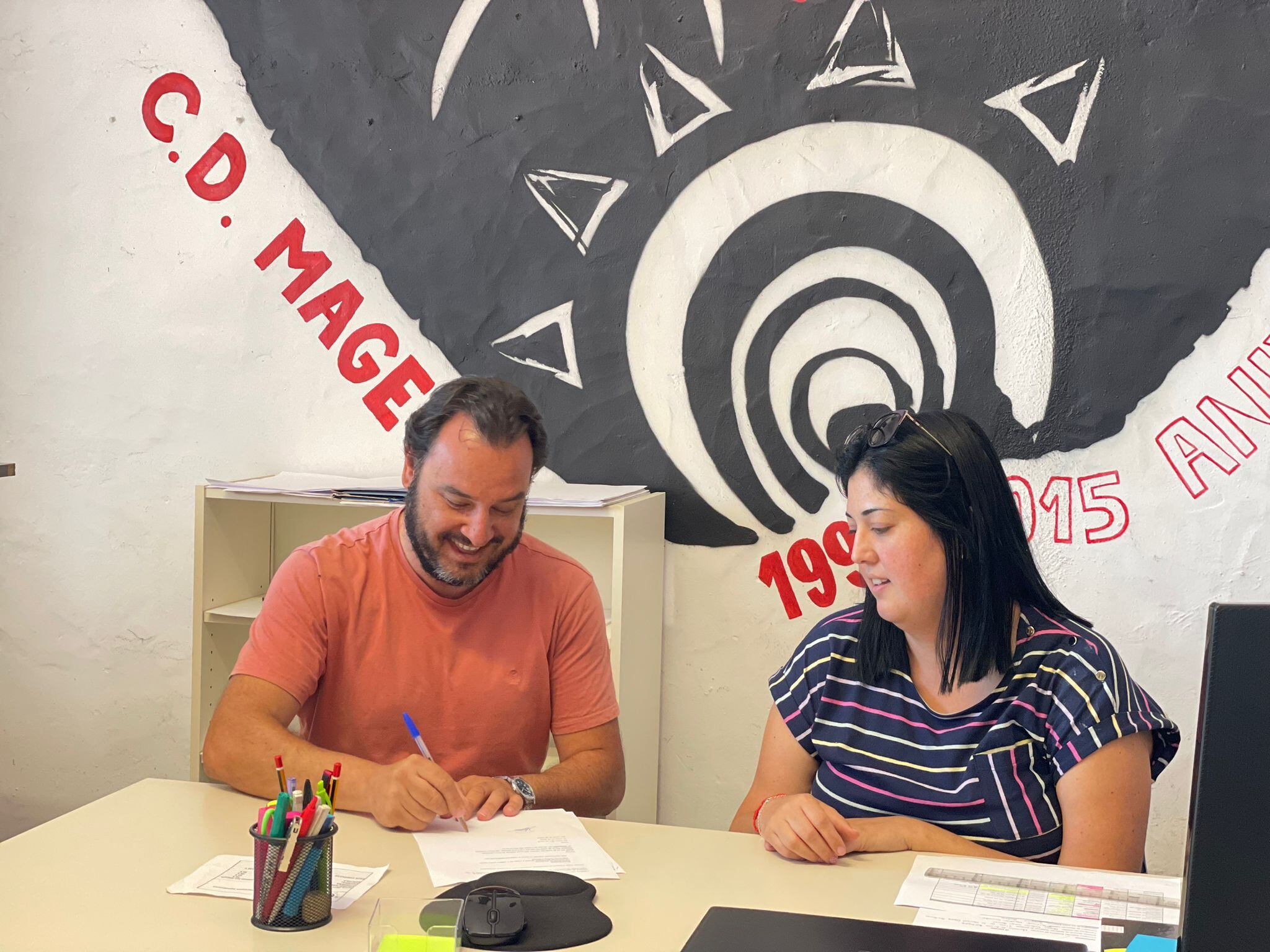 Jesús García firmando su renovación.