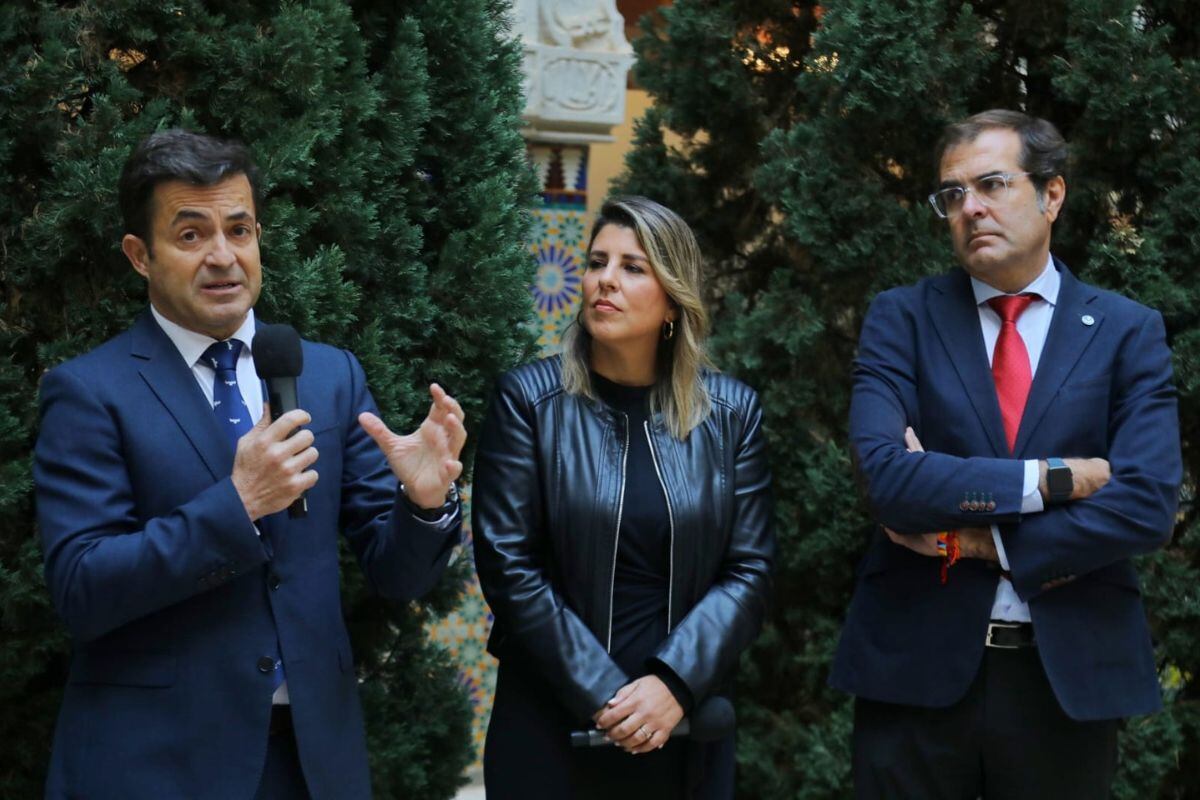 Juan José Alonso, consejero delegado de Veolia junto a Noelia Arroyo y Pedro Pablo Hernández