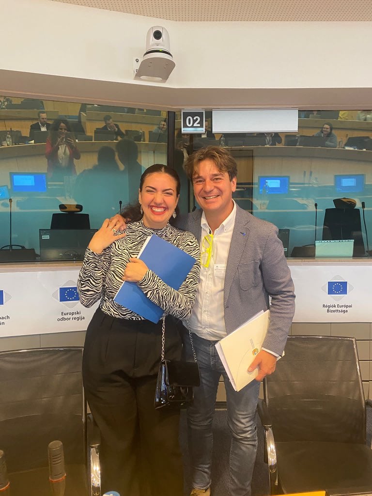 Javier Ayala, alcalde de Fuenlabrada, junto con Alicia Muñoz, miembro del Consejo de la Juventud de la localidad, tras la defensa en Bruselas de la candidatura fuenlabreña como Ciudad Europea de la Juventud 2025.