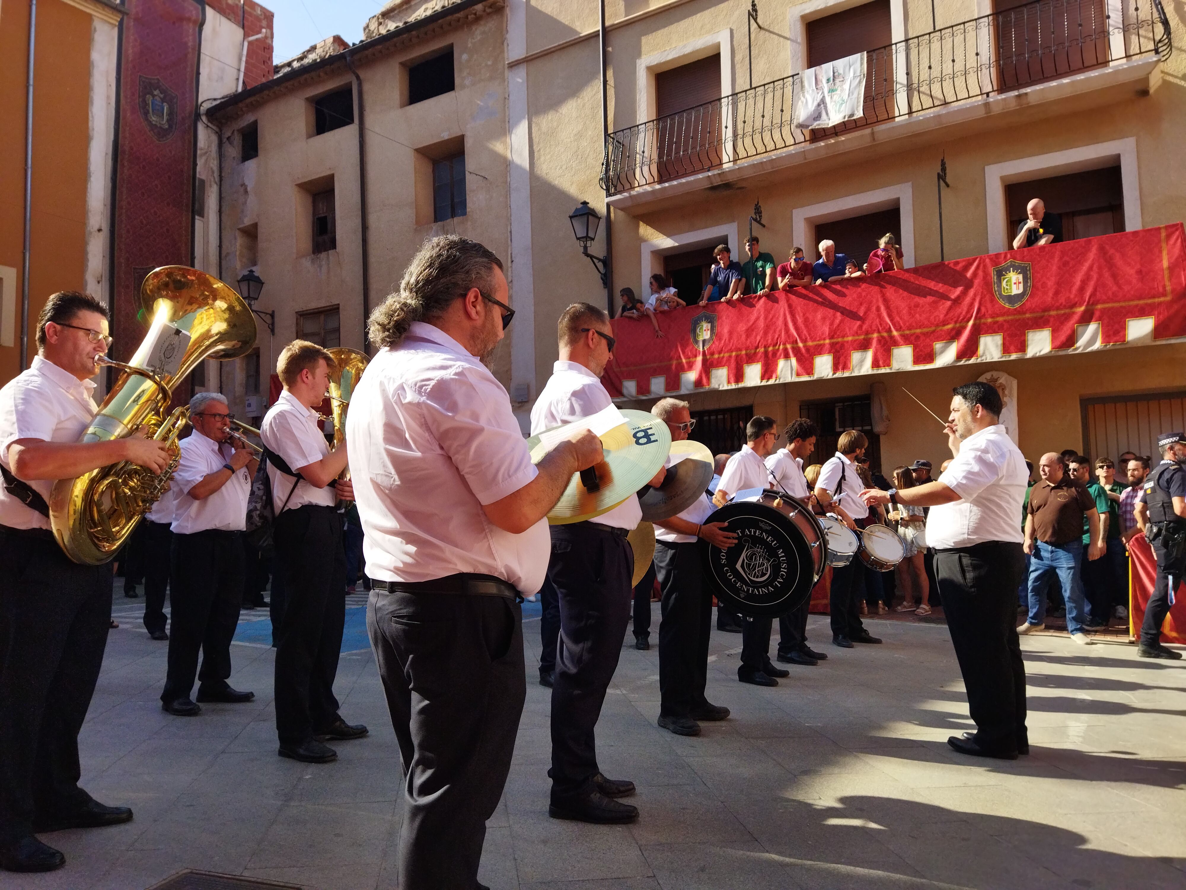 L'Ateneu Musical de Cocentaina y su director José Miguel Fayos han acompañado al bando moro en la Publicació de 2025.