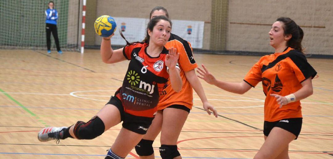 Tres jóvenes durante un partido de balonmano.