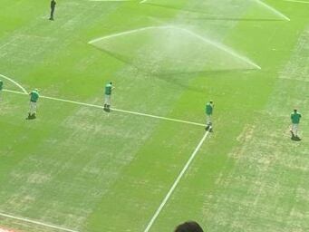 Las calvas del césped del Santiago Bernabéu