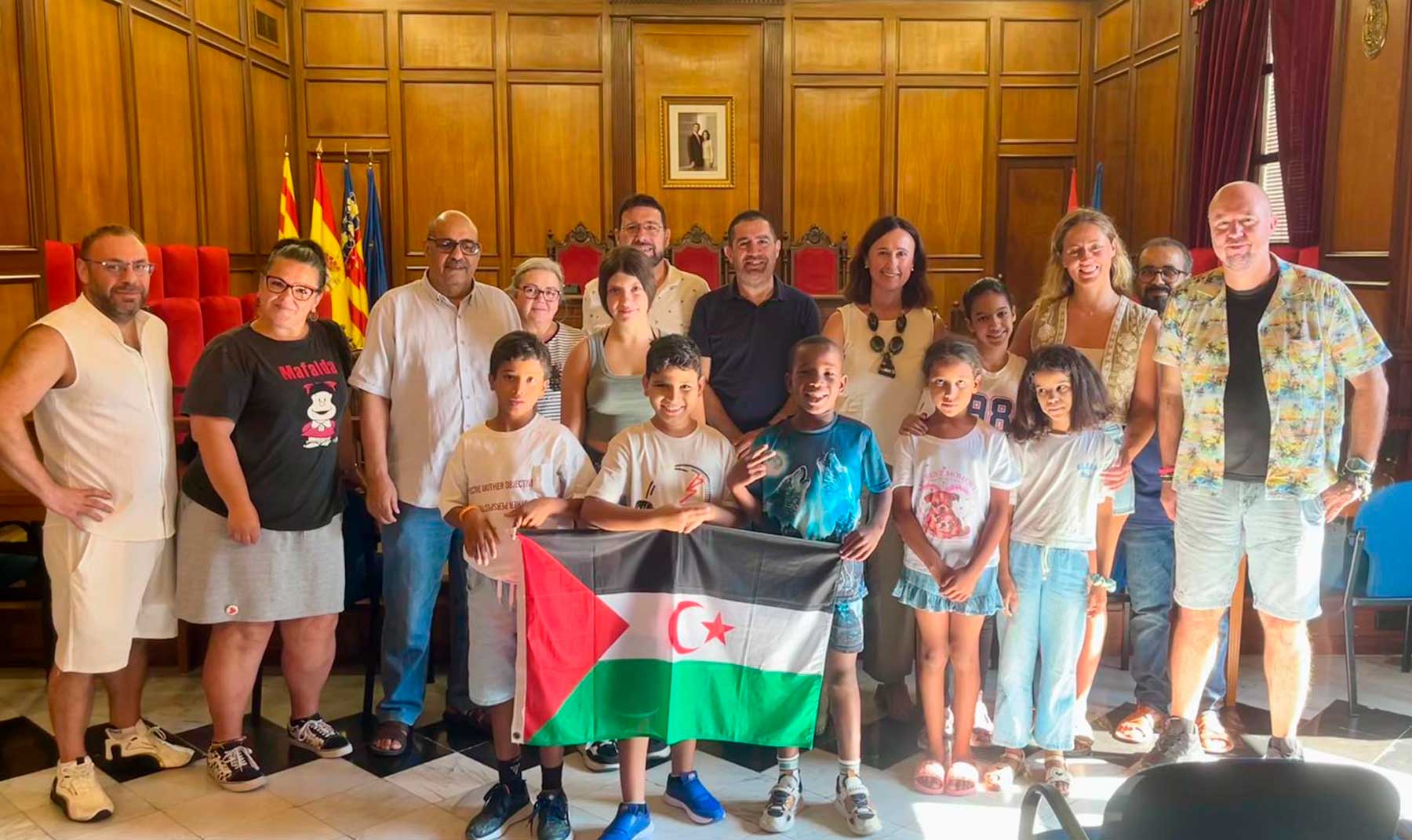 Foto de familia con los cinco jóvenes saharauis, las familias de acogida y las autoridades